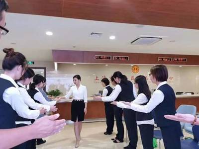 主題教育進行時 立足崗位、強化服務意識——開展窗口服務禮儀培訓